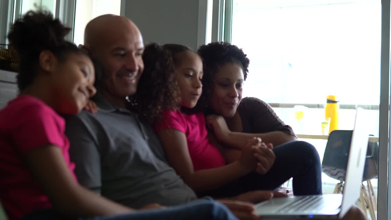 家人在家里一起使用笔记本电脑视频下载