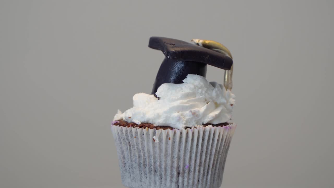 上面有毕业帽的巧克力纸杯蛋糕，是为毕业派对准备的装饰视频下载