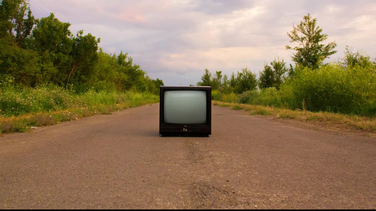 復古電視與色度鍵屏幕遺棄在鄉村道路視頻素材