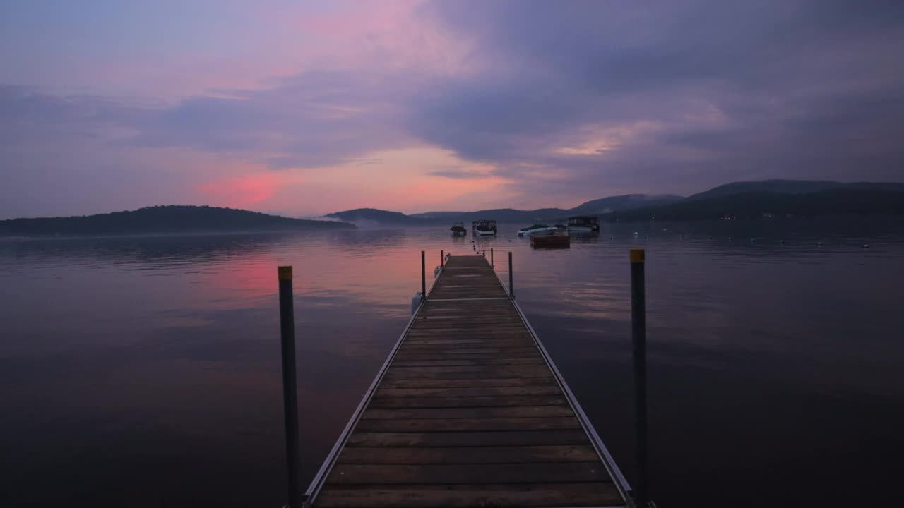 慢镜头夏日日落在湖边视频下载