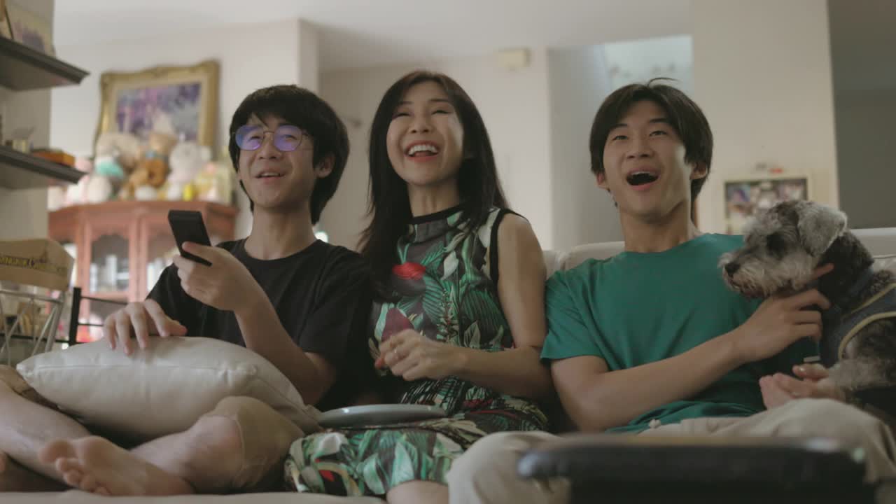 泰国球迷家庭观看足球比赛和庆祝进球电视股票视频视频下载