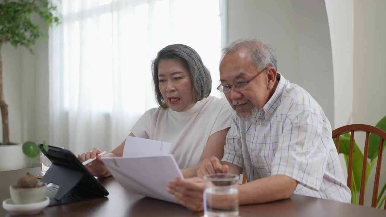 一对老年夫妇在讨论退休后的生活保险视频素材