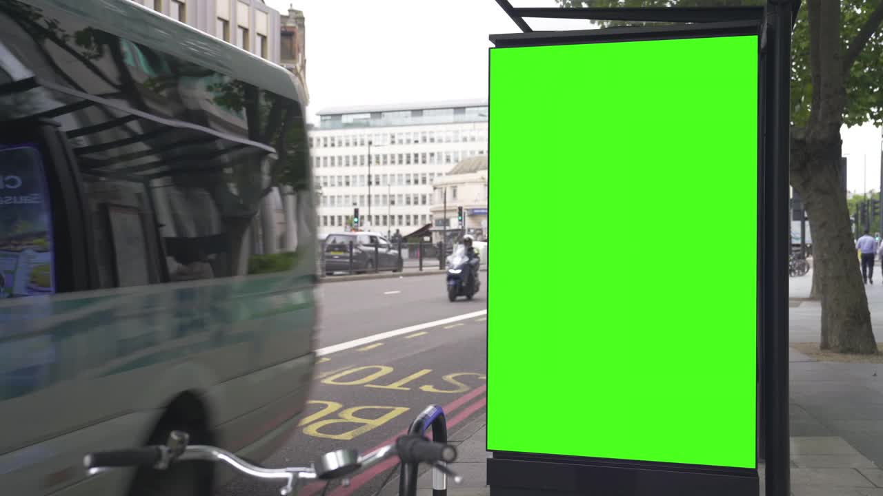 Raw Look绿色屏幕广告牌在街上在白天视频素材