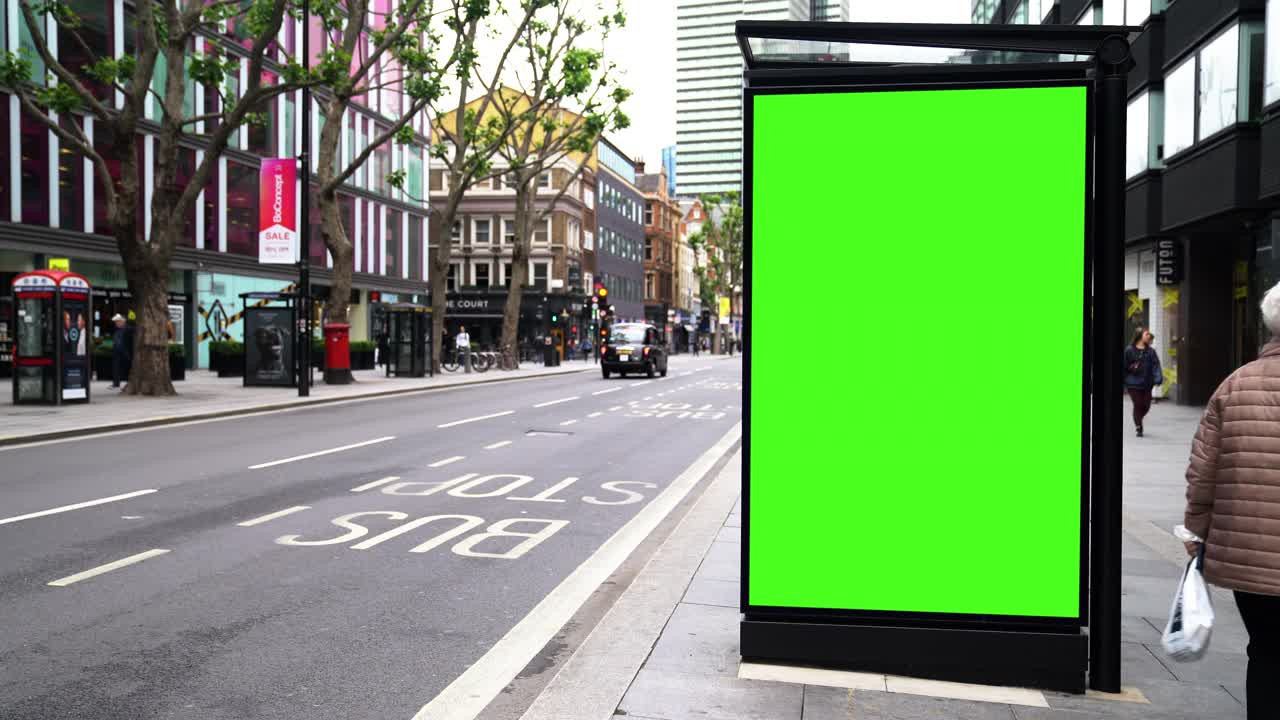 白天在街上的彩色鑰匙廣告牌視頻素材