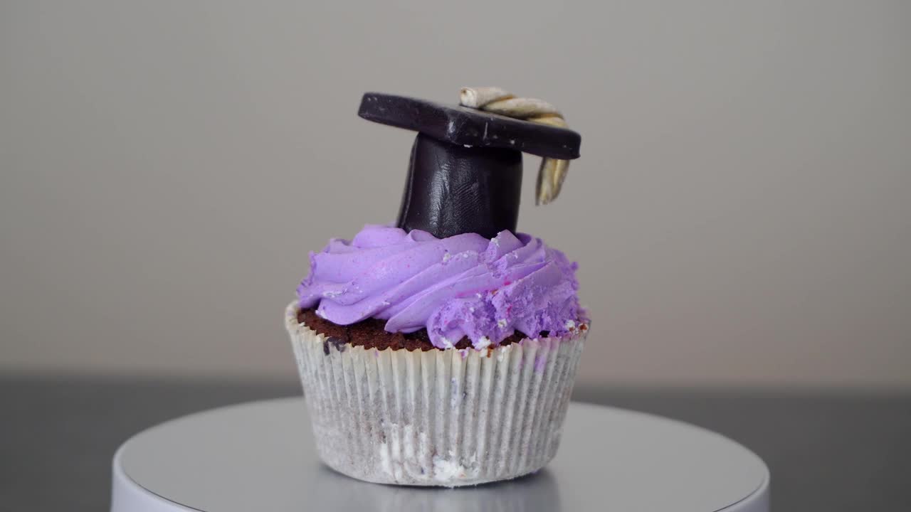 毕业晚会用的毕业帽纸杯蛋糕装饰视频下载