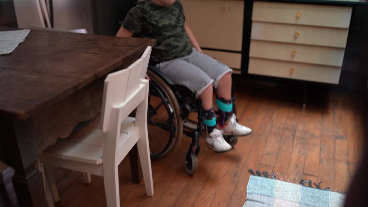 父亲抱着坐在轮椅上的儿子视频素材