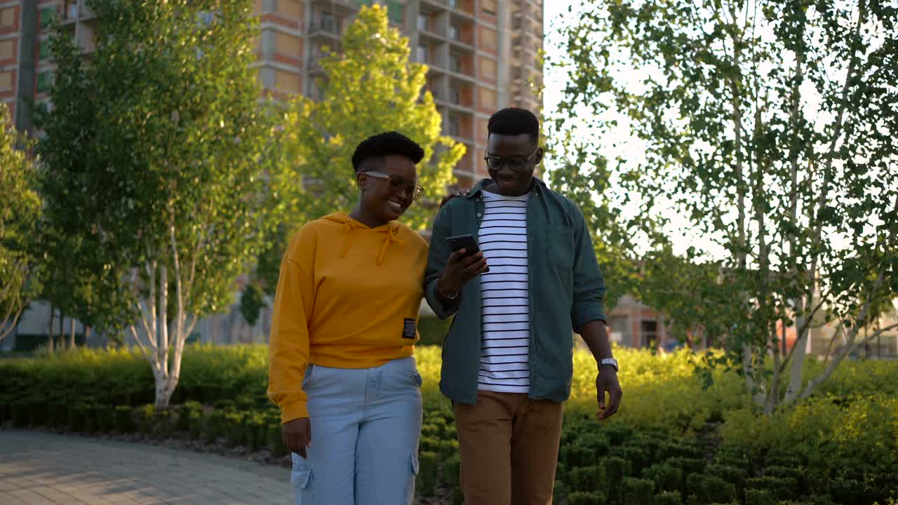 年轻夫妇一起享受在城市散步视频素材