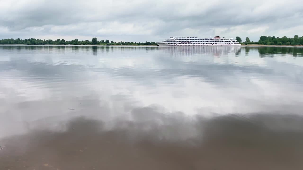 河景有白色的船。在水面反射的云。卡马河，佩尔姆，俄罗斯视频下载