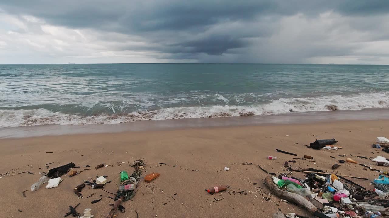 热带海滩被来自海洋的塑料污染覆盖视频素材