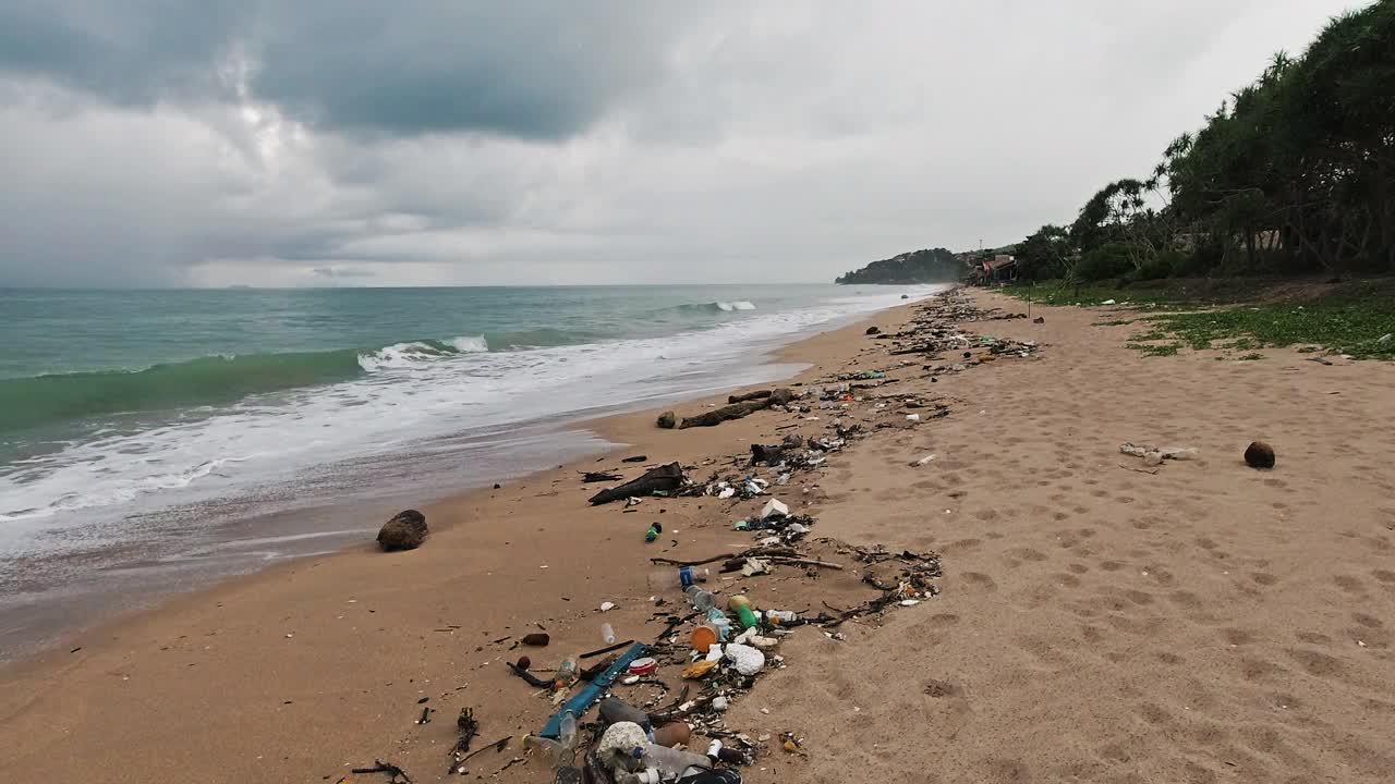 源源不断的塑料污染从海岸到海滩视频素材