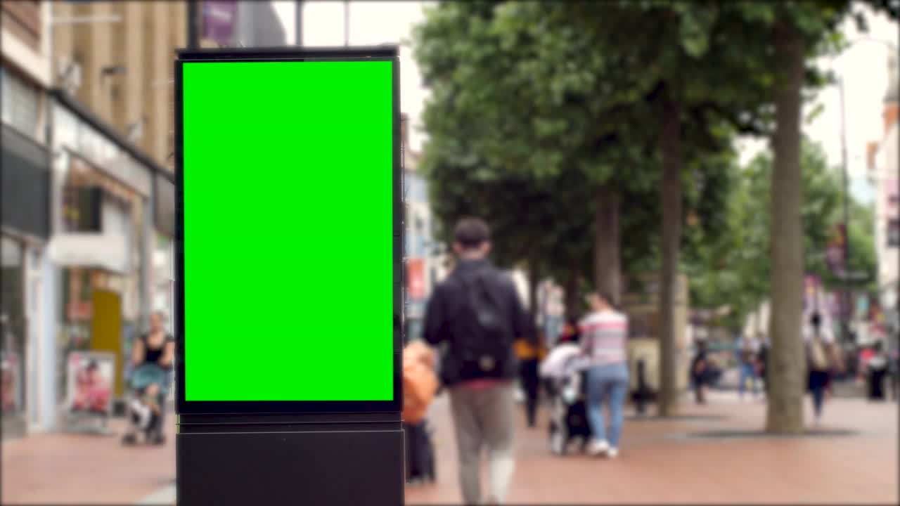 4K繁忙的欧洲中心购物零售高街与广告广告牌绿色屏幕。ChromaKey与复制空间视频下载