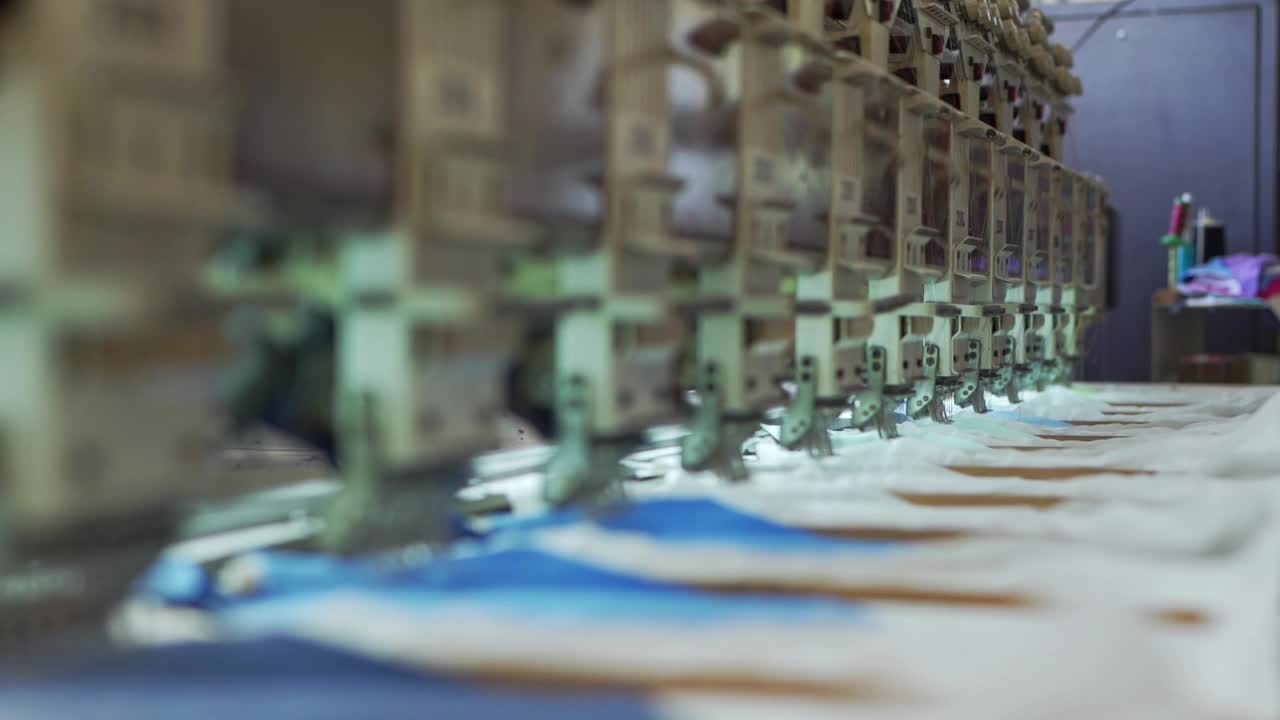 CNS绣花/缝纫机，加快生产线上的工作速度视频下载