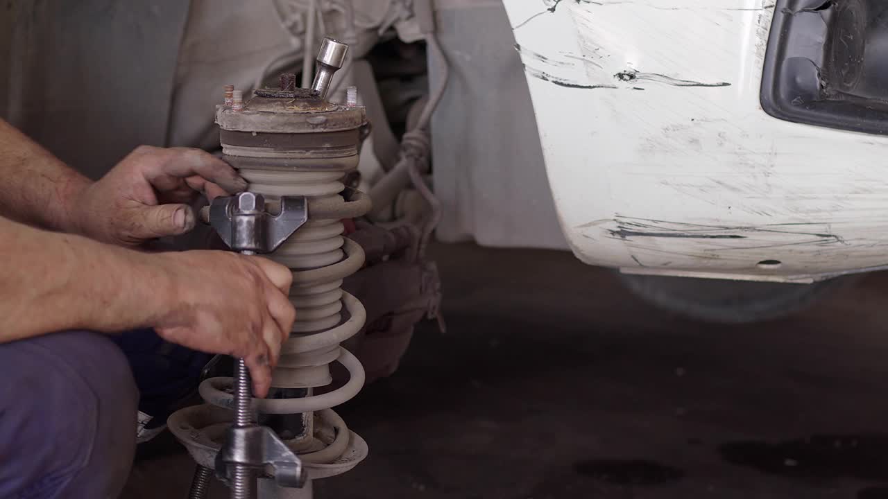 汽车悬架减震器的维修和更换在修理厂视频素材