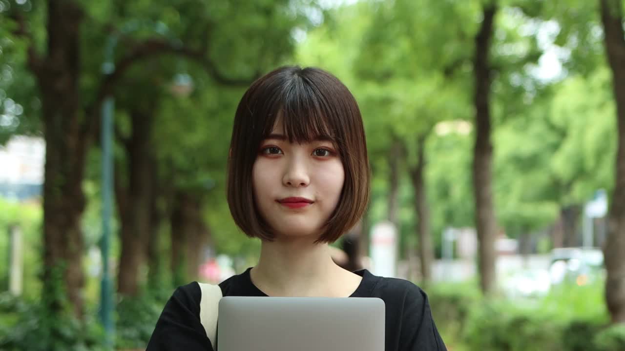 微笑的年轻亚洲妇女肖像视频素材