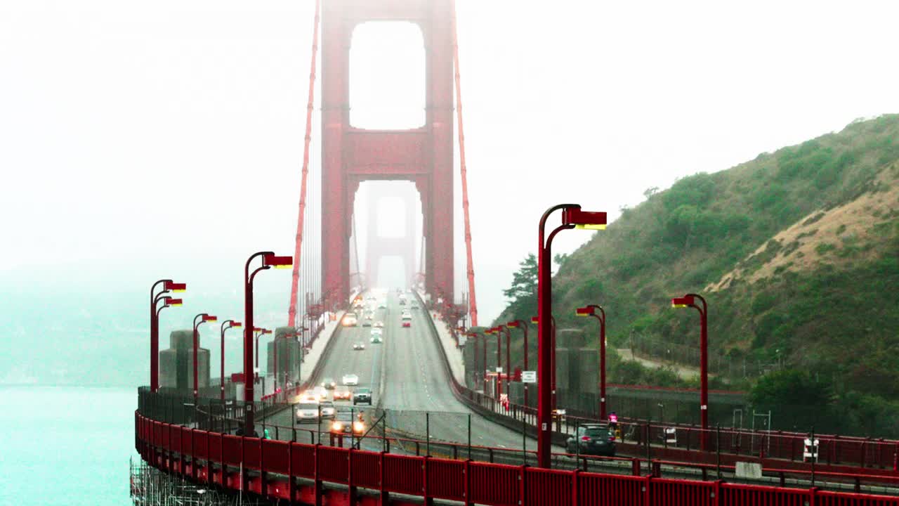 旧金山金门大桥在一个雾天视频素材