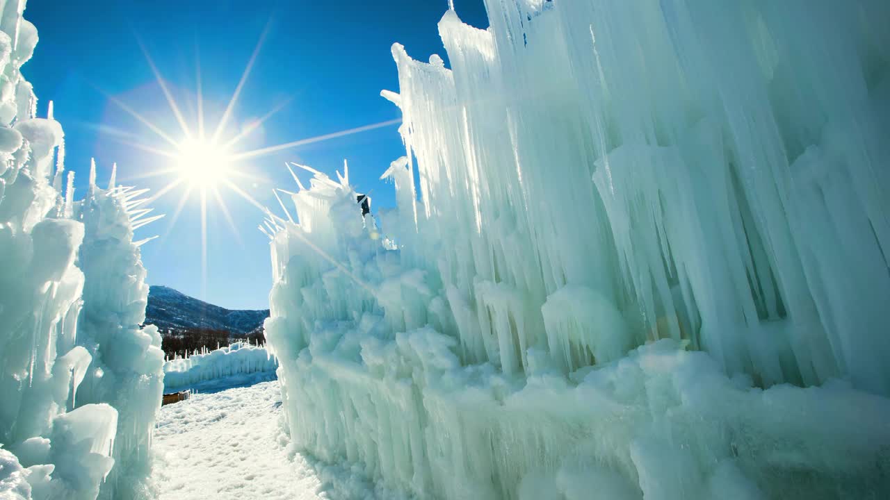 在阳光明媚的日子里拍摄美丽的白色冰城堡-中途岛，犹他州视频下载