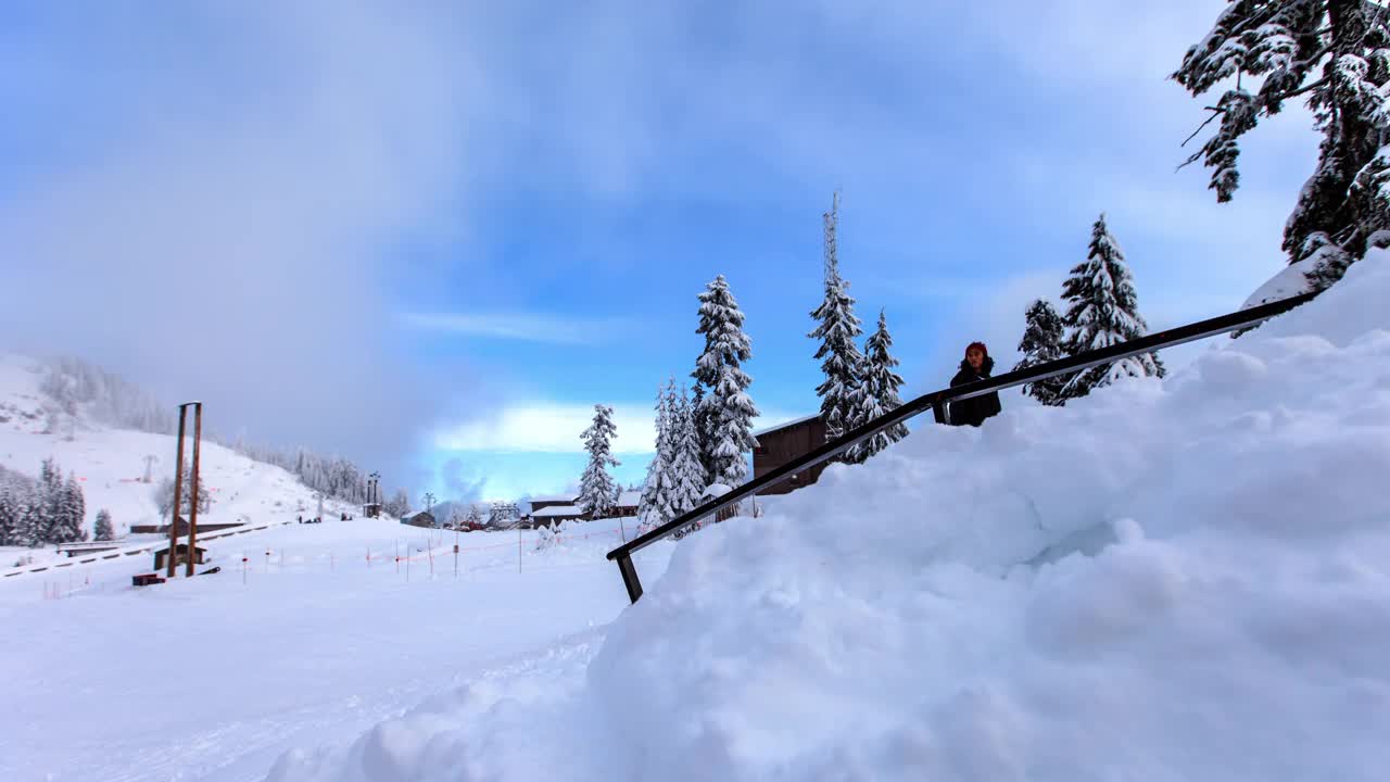 时间流逝拍摄的人探索滑雪度假胜地-温哥华，加拿大视频下载