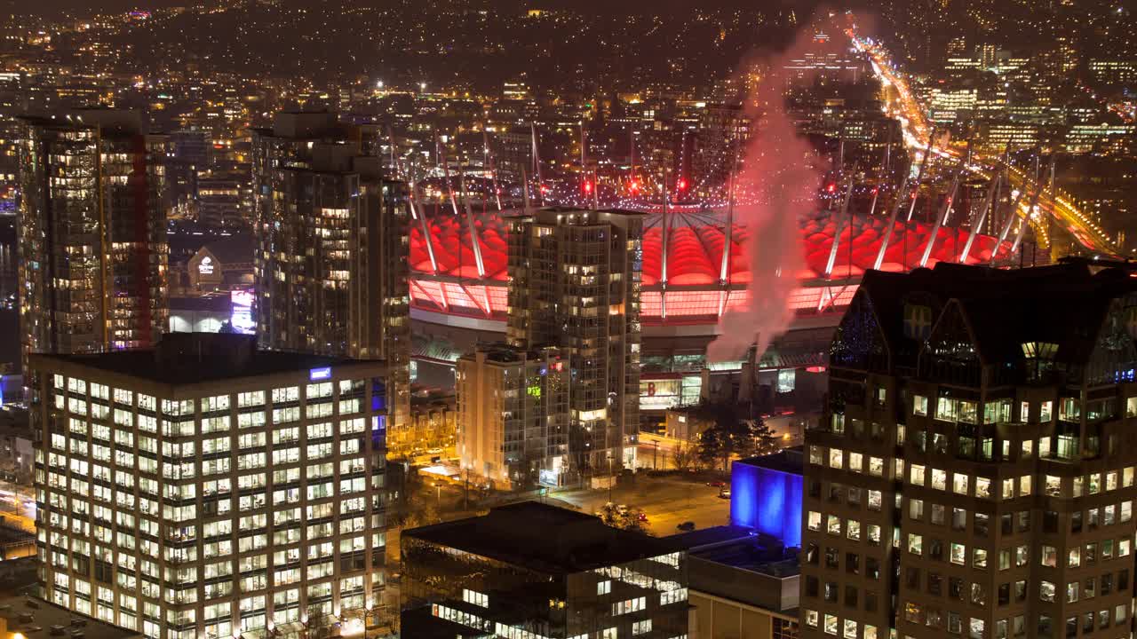 航拍时间流逝拍摄的Bc地方体育场在城市照明建筑中-温哥华，加拿大视频素材