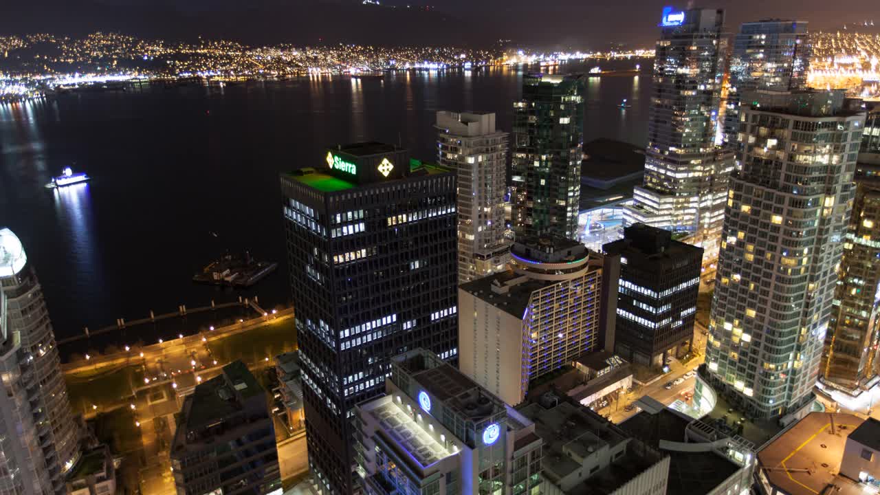 在城市-温哥华，加拿大，在高大的照明建筑中拍摄的延时镜头视频素材
