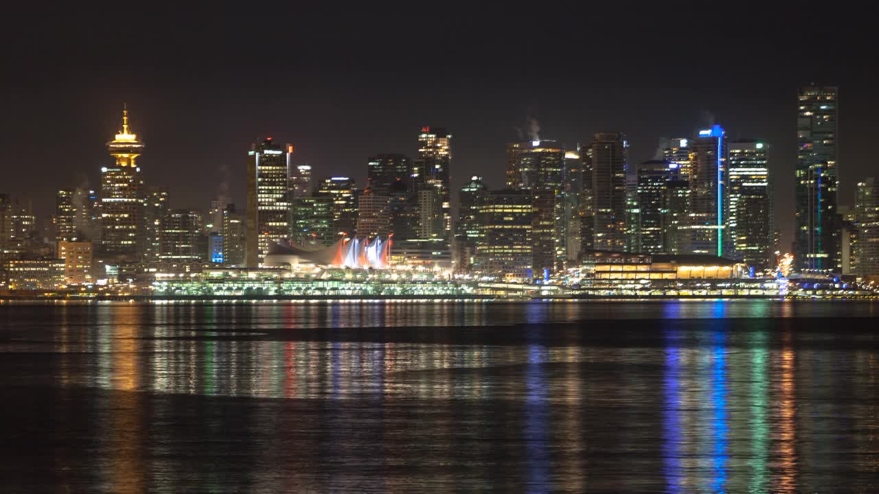 锁定延时拍摄的照明市中心区在晴朗的天空在晚上-温哥华，加拿大视频素材