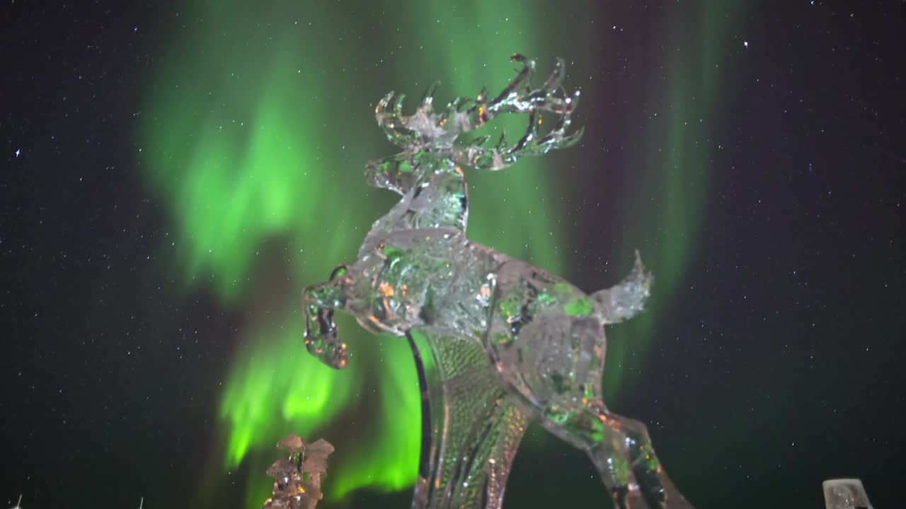 夜晚绿色北极光在冰雕上移动的延时镜头-加拿大不列颠哥伦比亚省视频下载