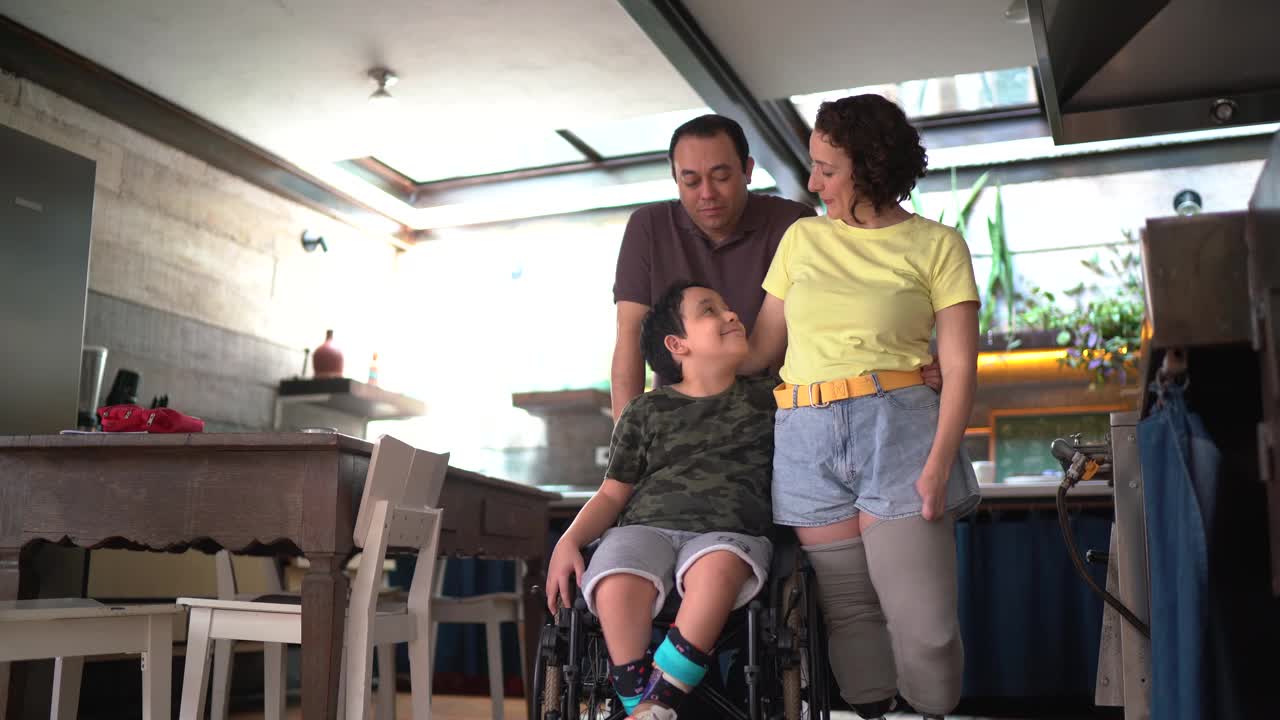 家中残疾家庭的肖像视频素材