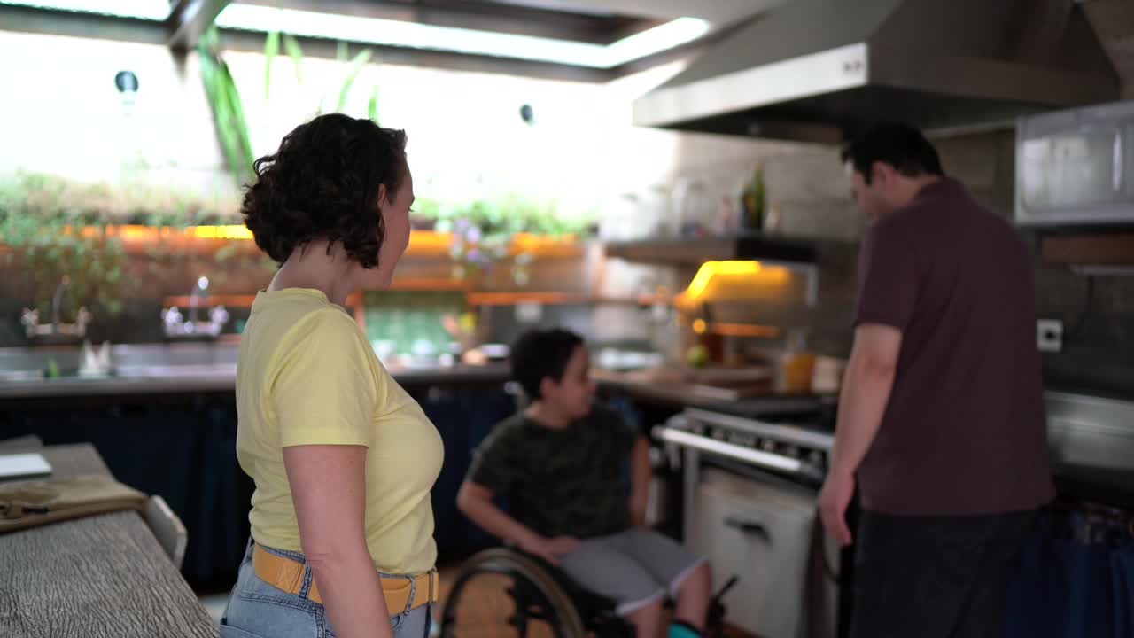一个幸福的残疾家庭在家里的肖像视频素材