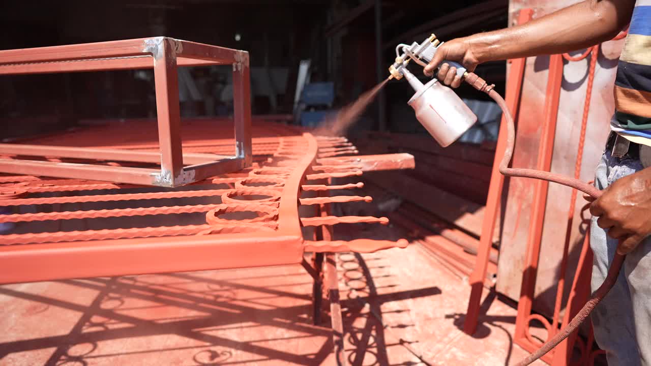 工厂金属喷漆工人视频下载