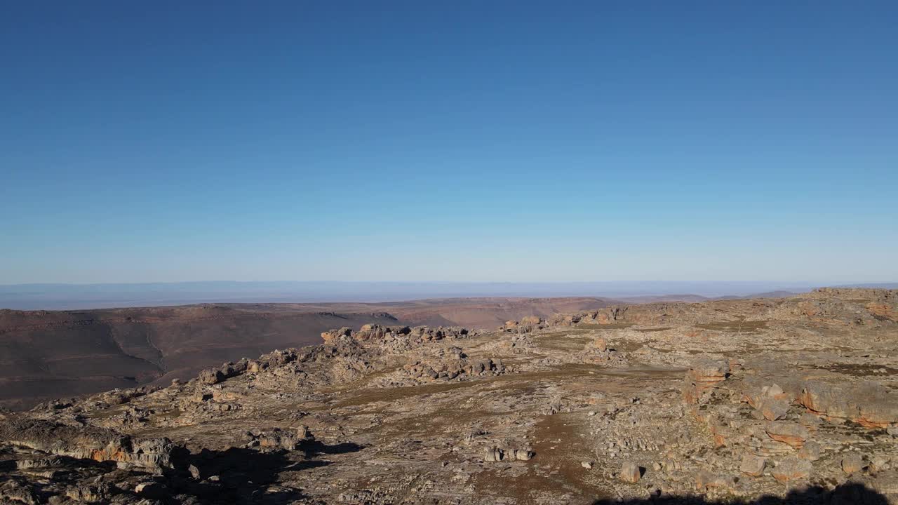 鸟瞰图的一个山谷景观在西开普，南非。视频素材