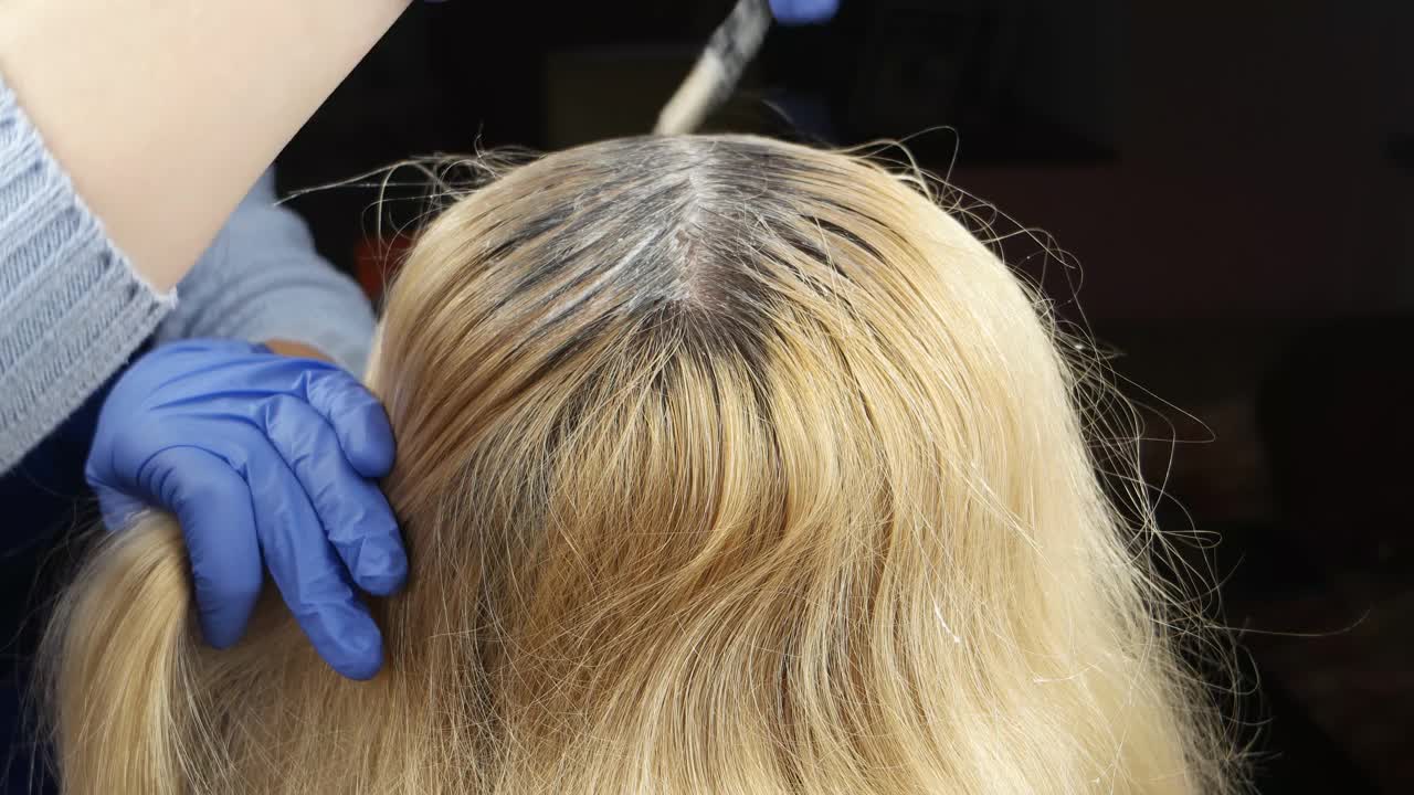 染发女人的发根，护发视频素材