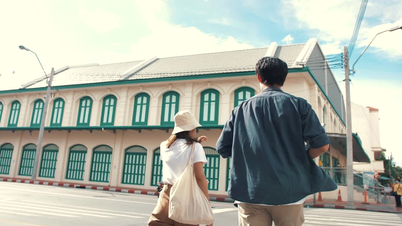 亚洲男女情侣在旅游景点散步视频购买