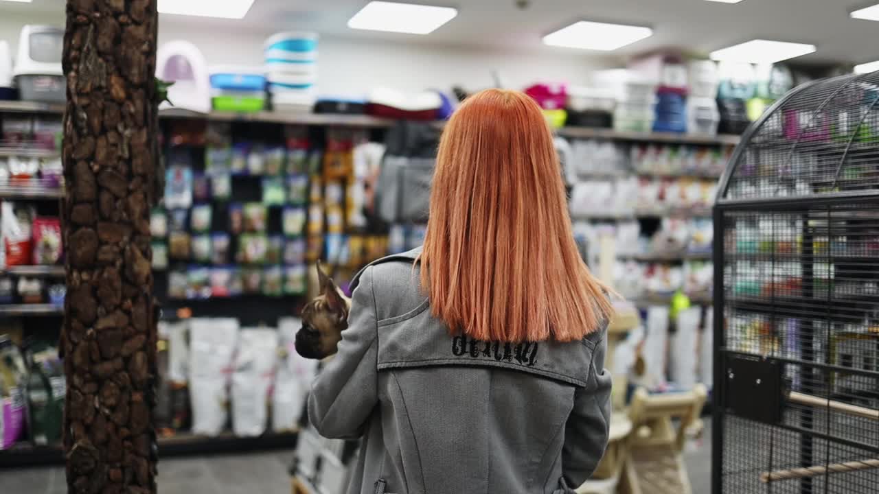 年轻女子在宠物店和她的狗视频素材