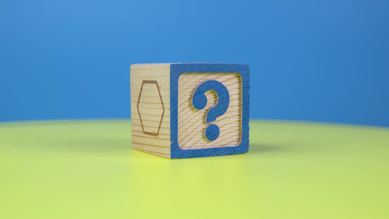 特写镜头字母“问号”字母木块视频素材