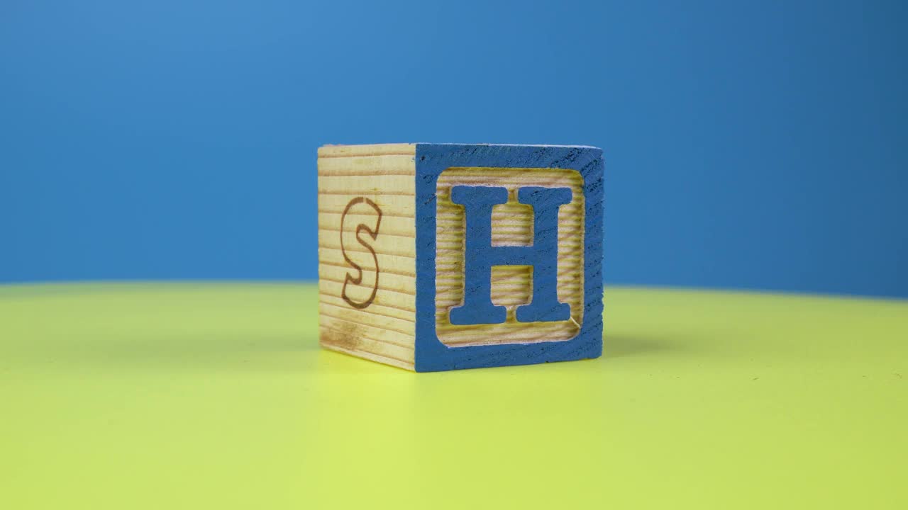 特写字母“H”字母木块视频素材