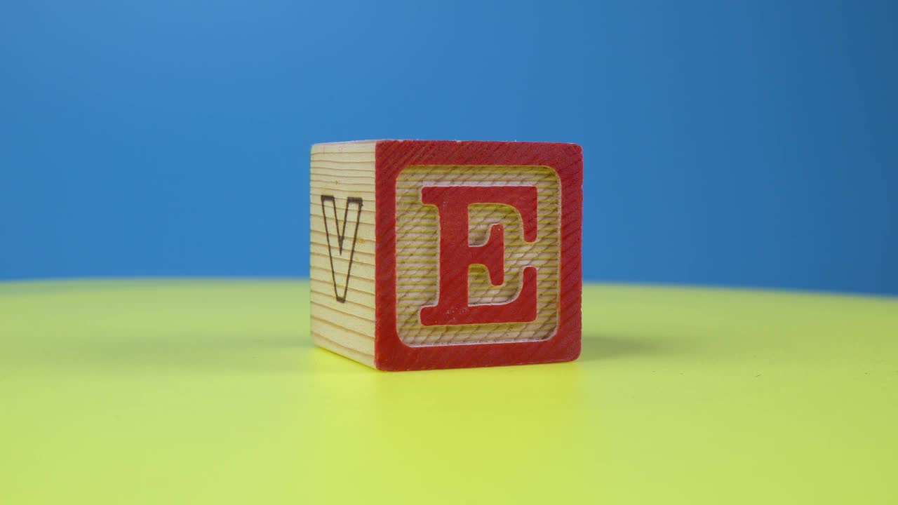 特写字母“E”字母木块视频素材