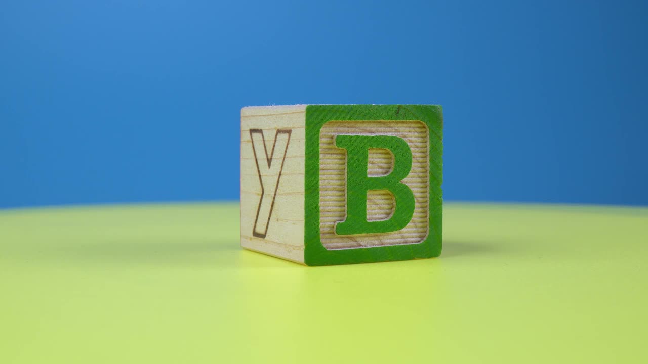 特写字母“B”字母木块视频素材
