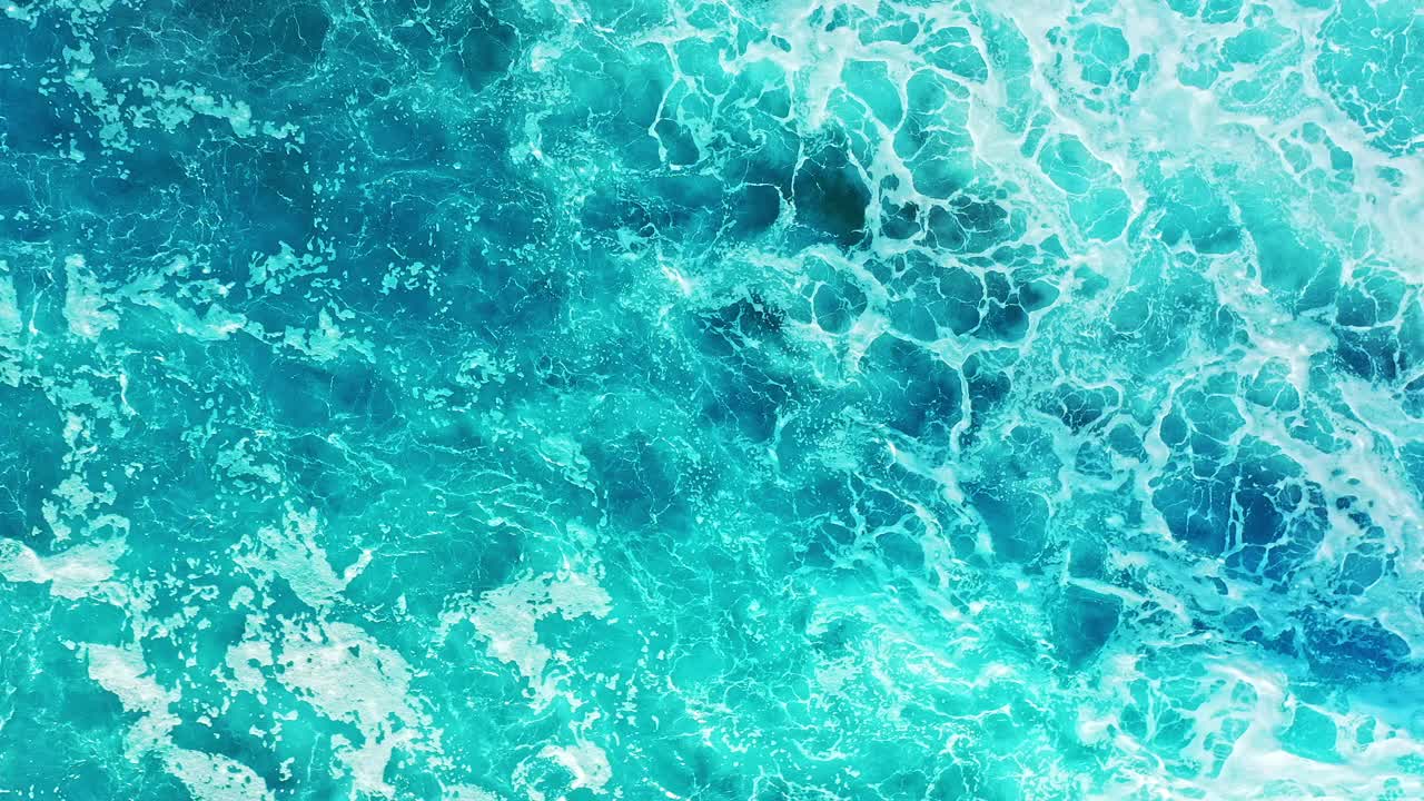 无人机拍摄海浪在海洋上翻滚视频素材