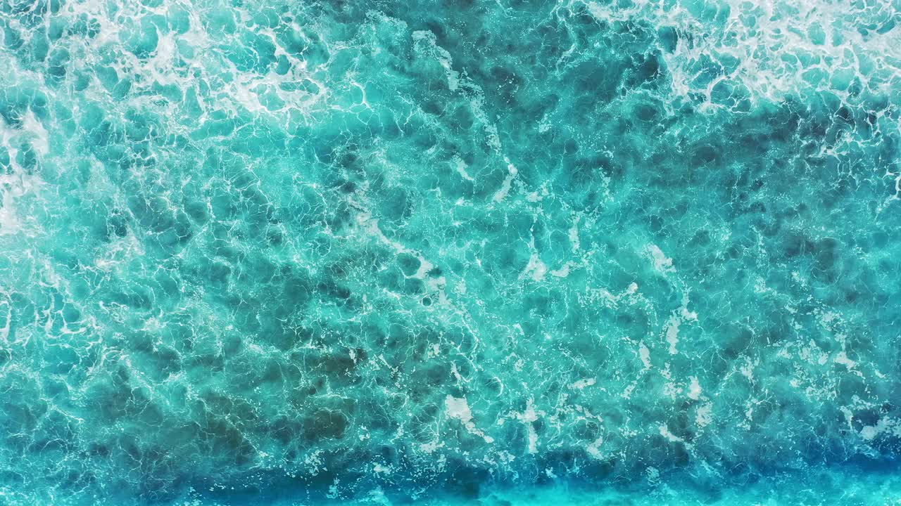 无人机拍摄海浪在海洋上翻滚视频素材