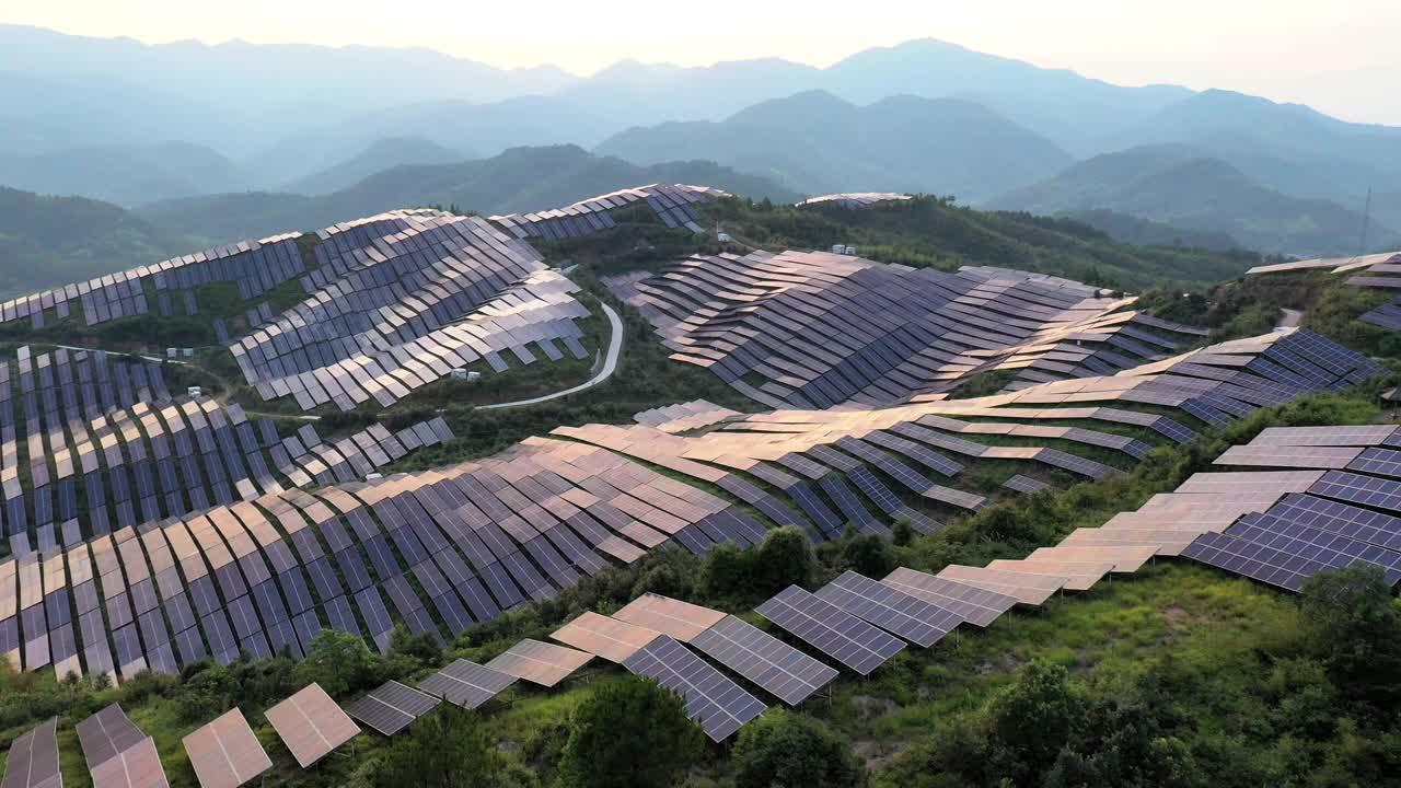 黄昏时分山顶太阳能农场的鸟瞰图视频下载