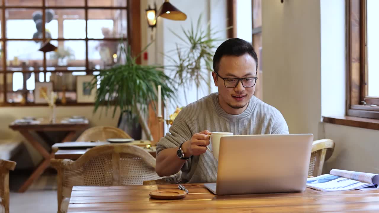 亚洲商人在户外咖啡馆工作视频下载