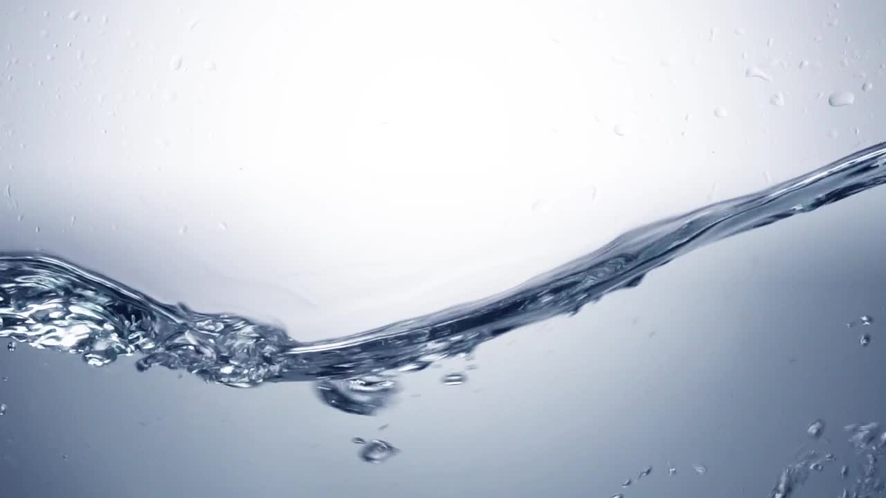 倒水和溅水，慢镜头120fps。视频素材