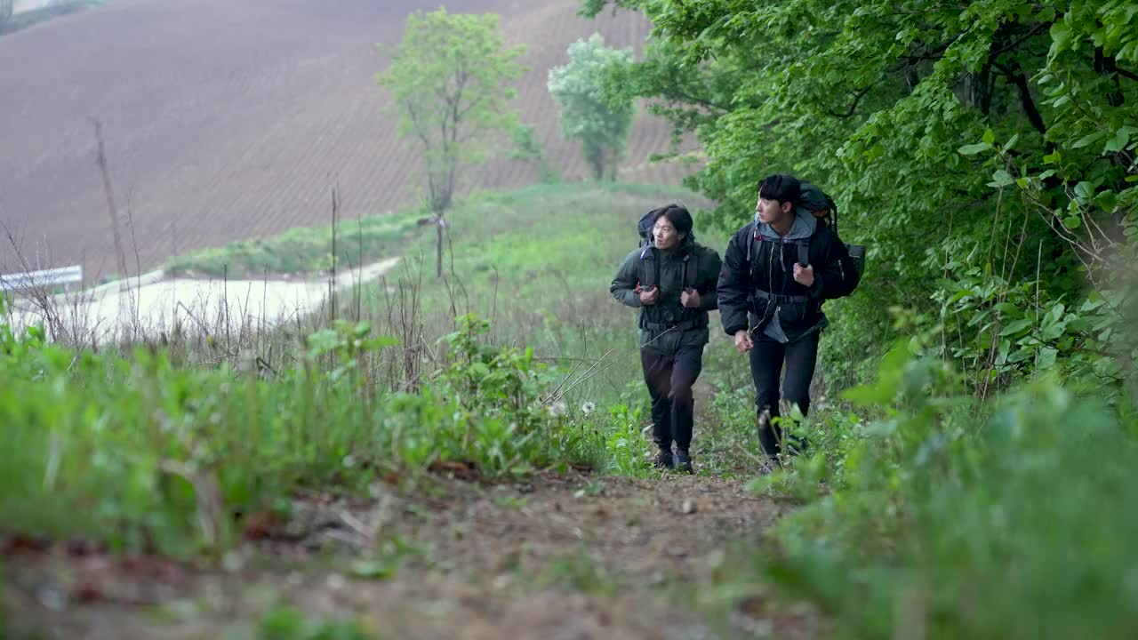 背包旅行——在韩国江原道江陵市Anbandegi村徒步旅行的年轻男子视频素材