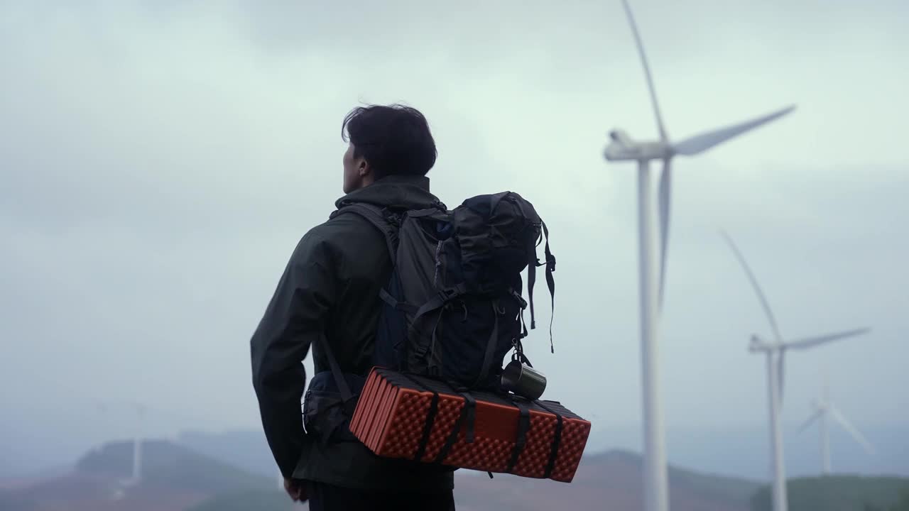 背包客——在韩国江原道江陵市Anbandegi村治疗的年轻男子视频素材