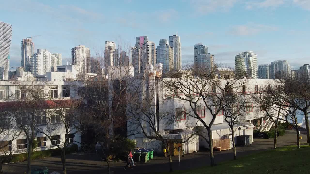 一个阳光明媚的早晨，温哥华市中心的一条小河里有几艘船视频素材