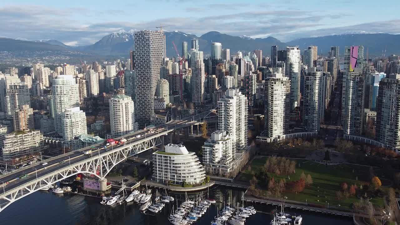 俯瞰温哥华市区和桥在秋天阳光明媚的日子视频素材