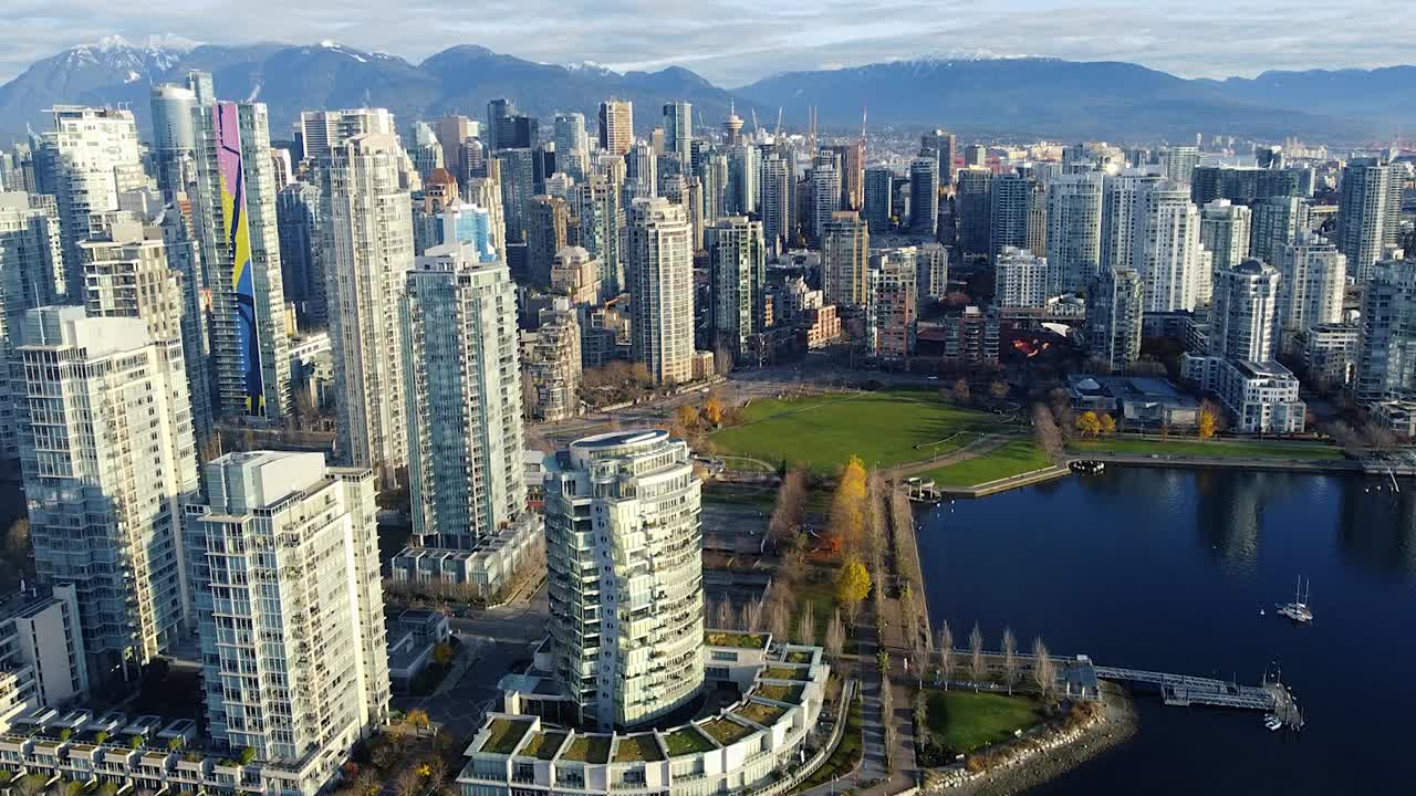 温哥华市中心绿地屋顶的鸟瞰图视频素材