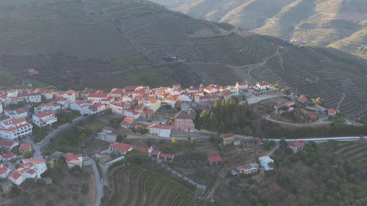 鸟瞰图，梯田葡萄园在浪漫的日落杜罗山谷附近的品豪村。在葡萄牙旅游的概念和葡萄牙最美丽的地方葡萄酒港葡萄酒农场Unesco视频素材