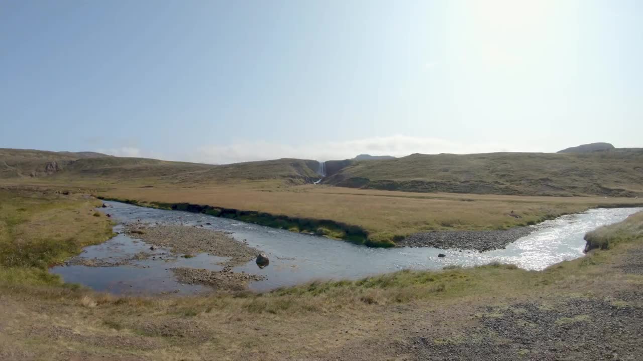 冰岛平原的无人机POV与远处的瀑布视频素材