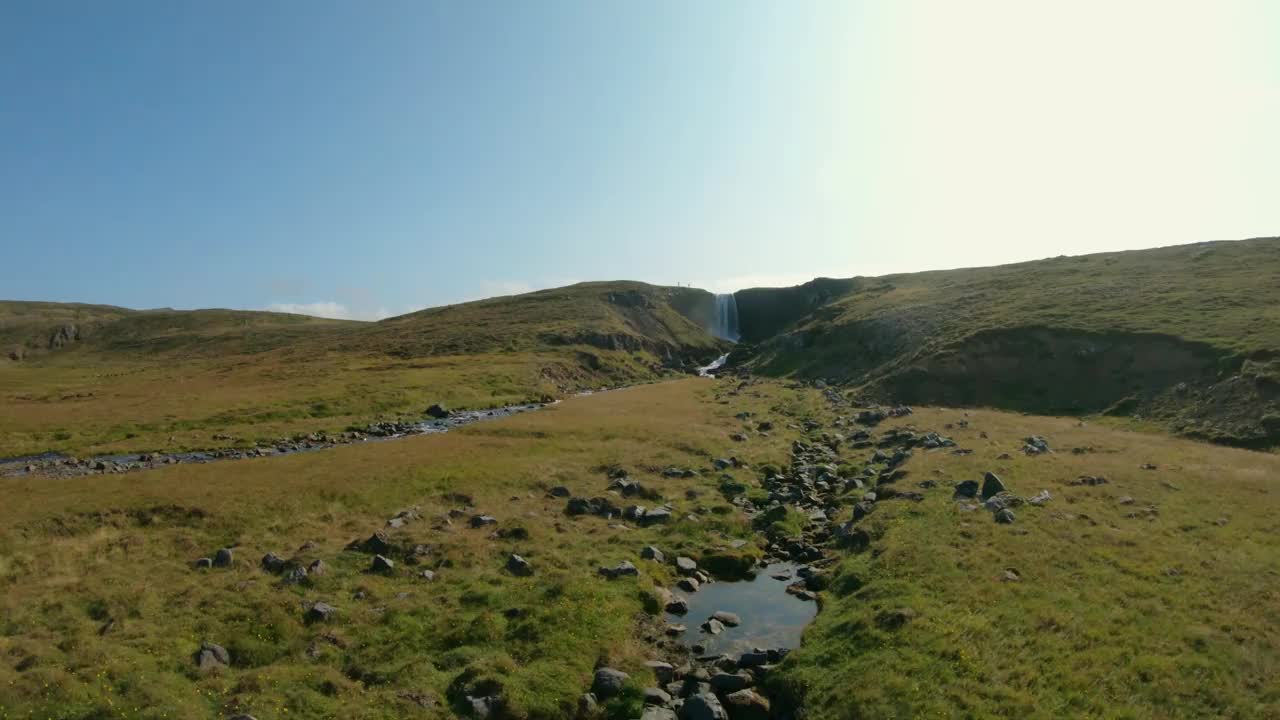 冰岛瀑布的无人机POV视频素材
