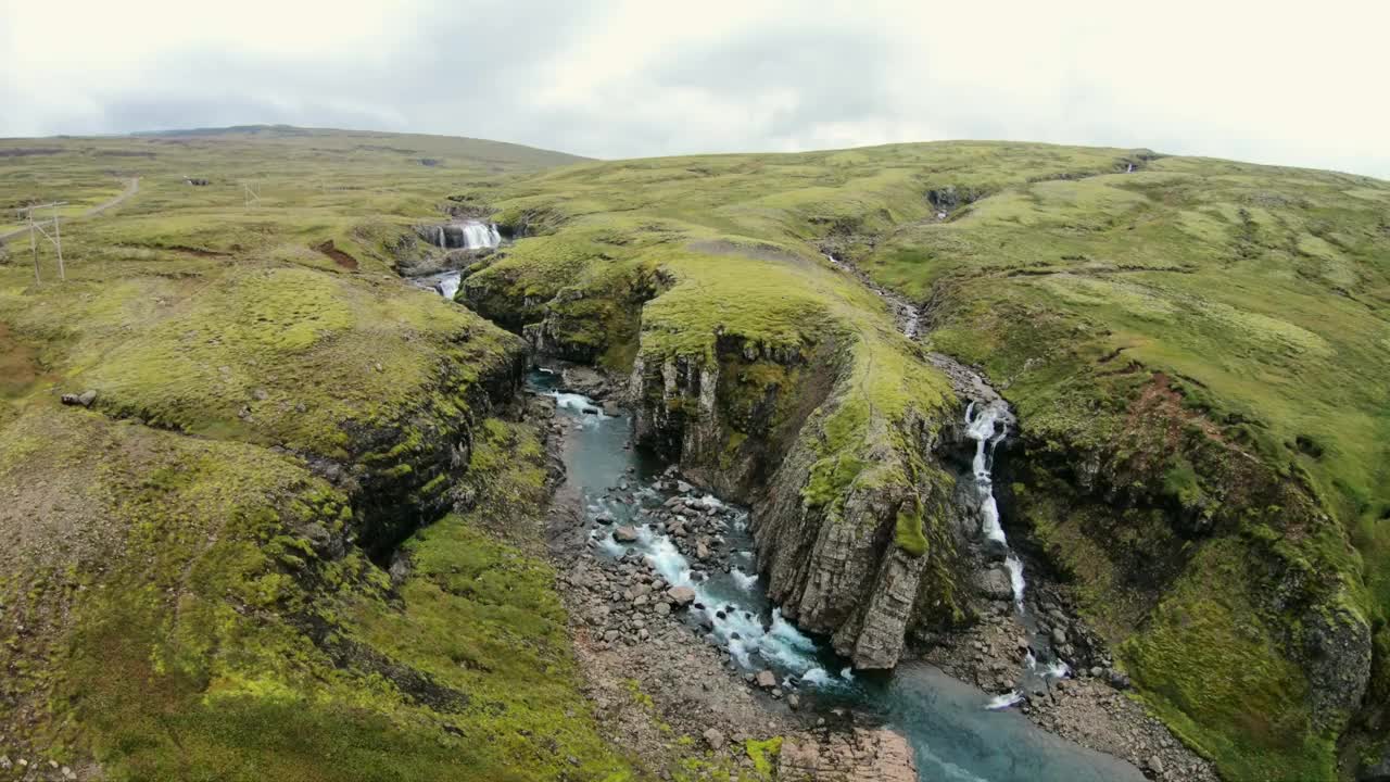 鸟瞰岩层下的冰岛河视频素材